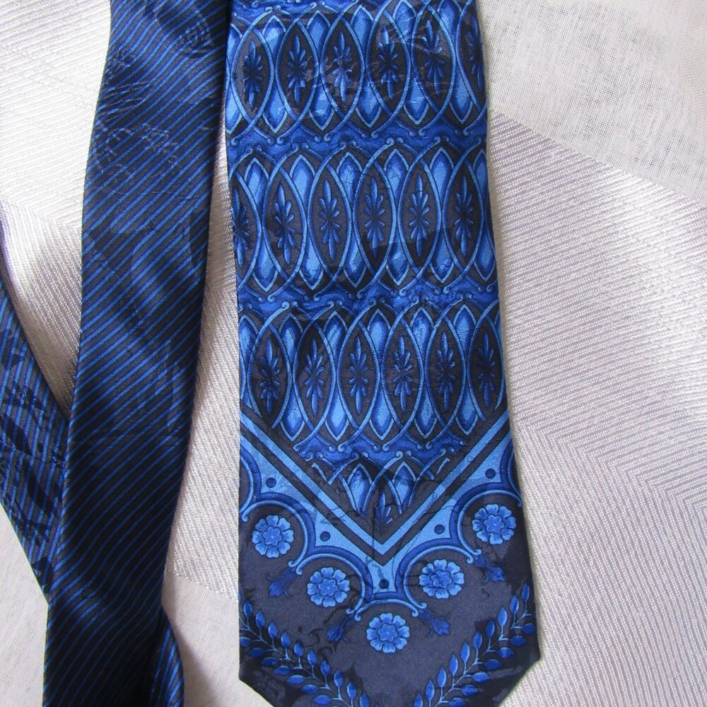 V2 by Versace Men's silk tie Navy Blue, made in Italy - Picture 5 of 7